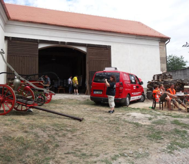 Výstava historických vozidel na faře 9. srpna 2014