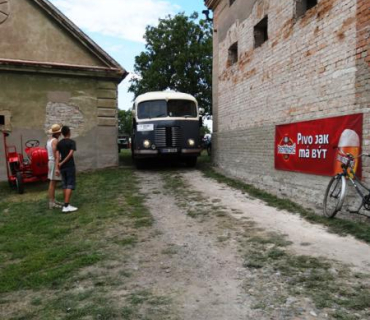 Výstava historických vozidel na faře 9. srpna 2014